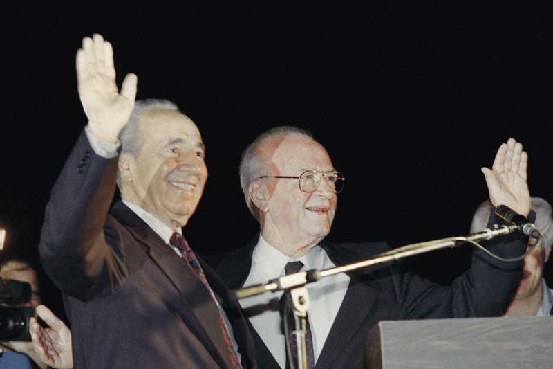 יצחק רבין עם שמעון פרס בעצרת בה נרצח. צילום: AFP