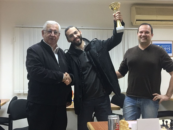 המנצח גבריאל פלום (במרכז). צילום באדיבות מועדון שחמט הרצליה