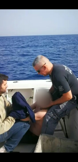 הסקיפר שנמשה מקבל טיפול בלב ים. צילום: משטרת ישראל