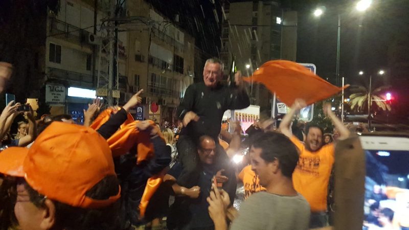 משה פדלון חוגג עם פעיליו הלילה בהרצליה