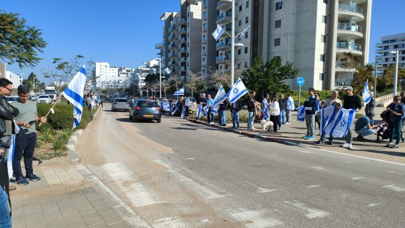 תושבי הרצליה מלווים את סמ"ר אורי ג'רבי ז"ל בדרכו האחרונה, צילום דוברות העירייה