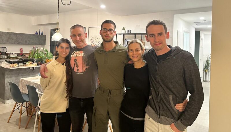 סרן רואי מילר ז"ל עם הוריו ואחיו. צילום: פרטי