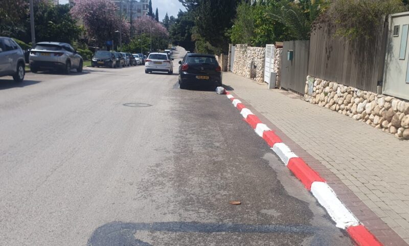 אדום לבן חדש ברחוב הבנים. צילום: שרון יונתן
