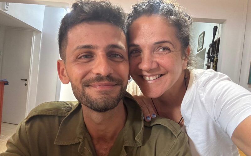 מיכל בנימין עם בנה ניר ז"ל, צילום פרטי