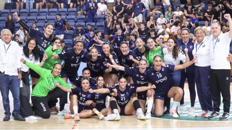 בנות "עיקו" הרצליה זוכות בגביע בכדוריד צילום הדר ואן קולא, איגוד הכדוריד