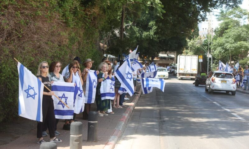 תושבים רבים מלווים את סמ"ר יואב קליין בדרכו האחרונה, צילום דוברות העירייה