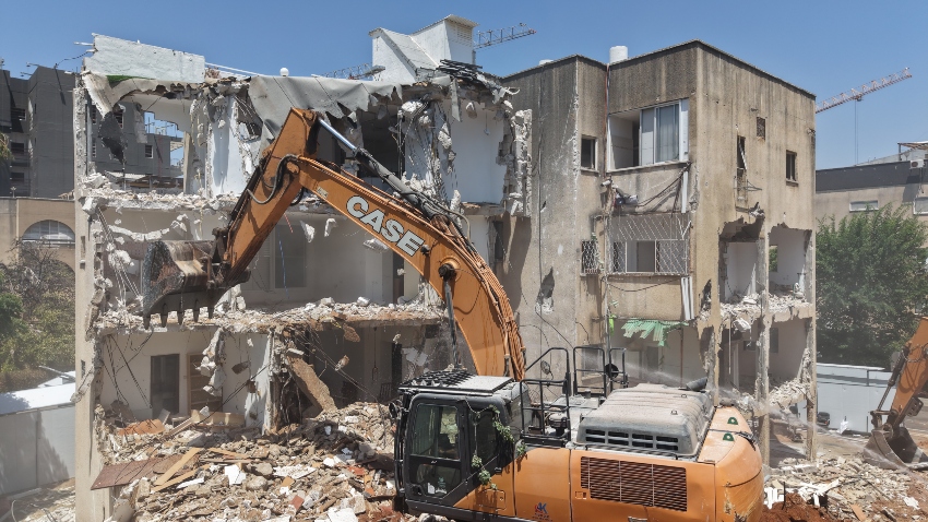 התחדשות עירונית בהרצליה. הריסת המבנים הישנים ברחוב אחד העם (צילום: לביא צילומי אוויר)