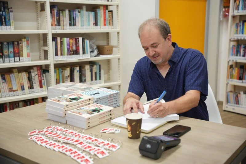 סער ורדי חותם על ספרו החדש, אשתי גיבורת על, צילום תהילה אברהם