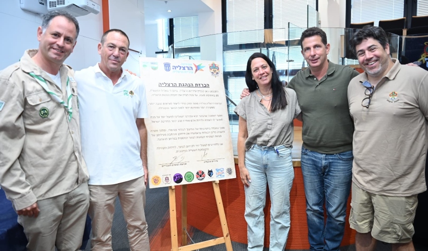 מימין לשמאל: דותן שולמן, יריב פישר, ניבה בז'ז'ינסקי, רז פרל, אלעד סינדרוביץ' (צילום: דוברות העירייה)