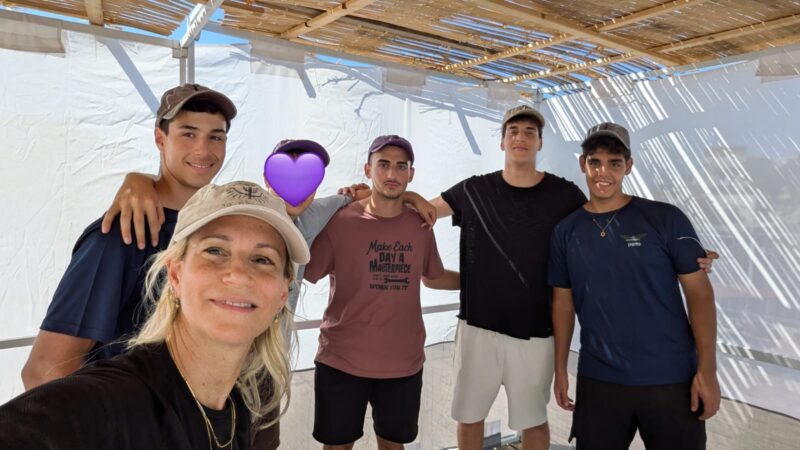בניית הסוכה: איתן, גיא, מתן, אוריה, אראל ואריאלה אמו של סרן רואי מילר הי"ד. צילום פרטי
